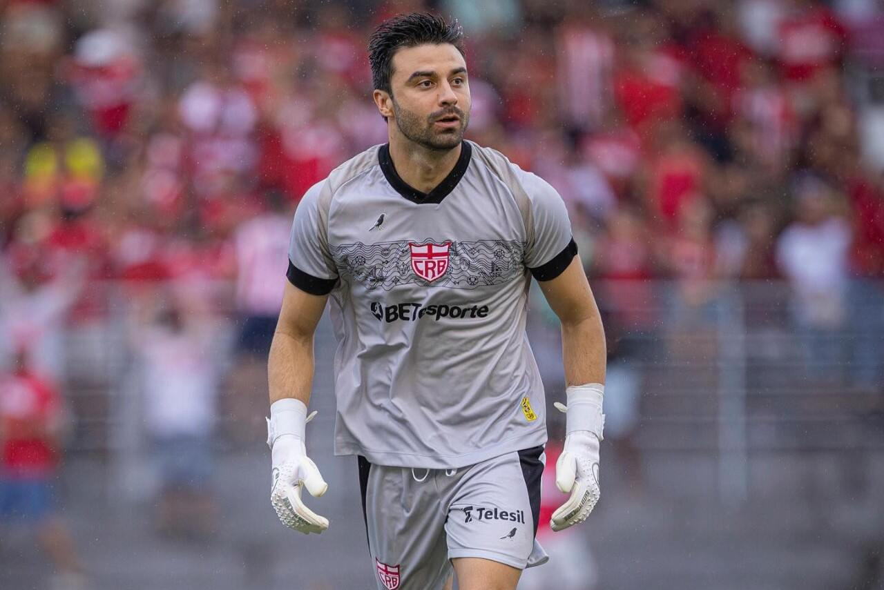 Imagem da noticia Goleiro do CRB elogia elenco antes de decisão contra o Cruzeiro: "Nos permitindo sonhar"