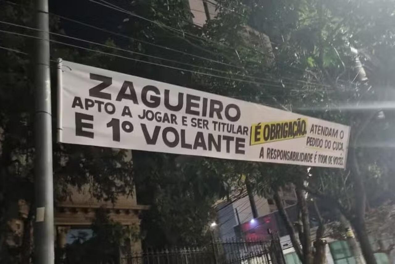 Imagem da noticia Torcida do Atlético protesta com faixas e pede reforços com urgência