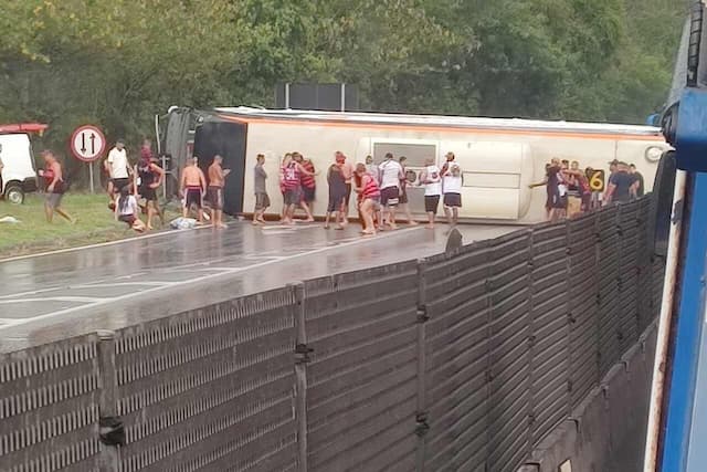 Dois torcedores do Flamengo recebem alta após acidente na Dutra Dois torcedores do Flamengo recebem alta após acidente na Dutra