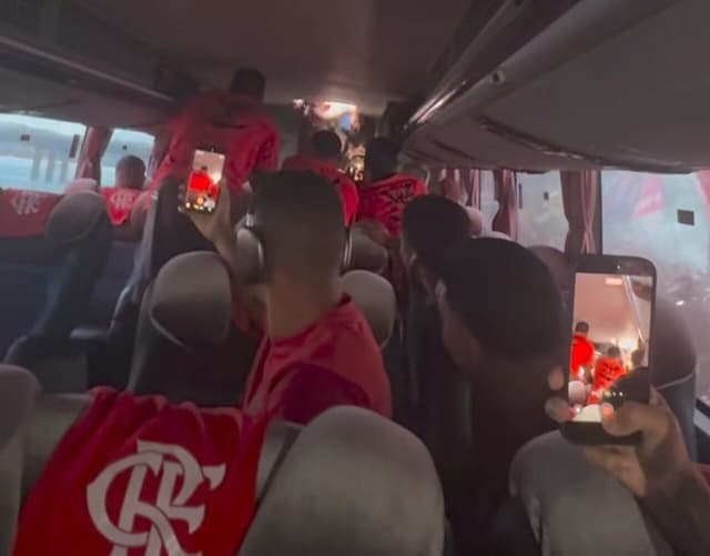 Torcedores invadem ônibus do Flamengo durante AeroFla Torcedores invadem ônibus do Flamengo durante AeroFla