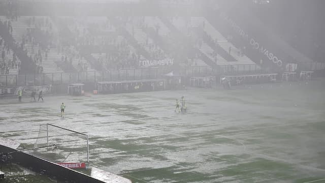 Jogo entre Vasco e Inter é interrompido por temporal em São Januário Jogo entre Vasco e Inter é interrompido por temporal em São Januário