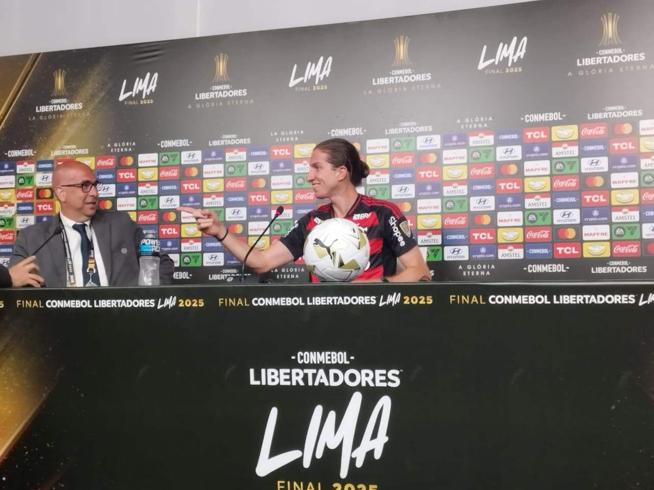 Imagem da noticia Filipe Luís conta que leu best-seller de Abel: "Ajuda a entender como pensa o futebol"