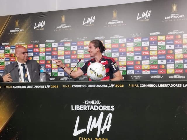Filipe Luís conta que leu best-seller de Abel: "Ajuda a entender como pensa o futebol" Filipe Luís conta que leu best-seller de Abel: "Ajuda a entender como pensa o futebol"