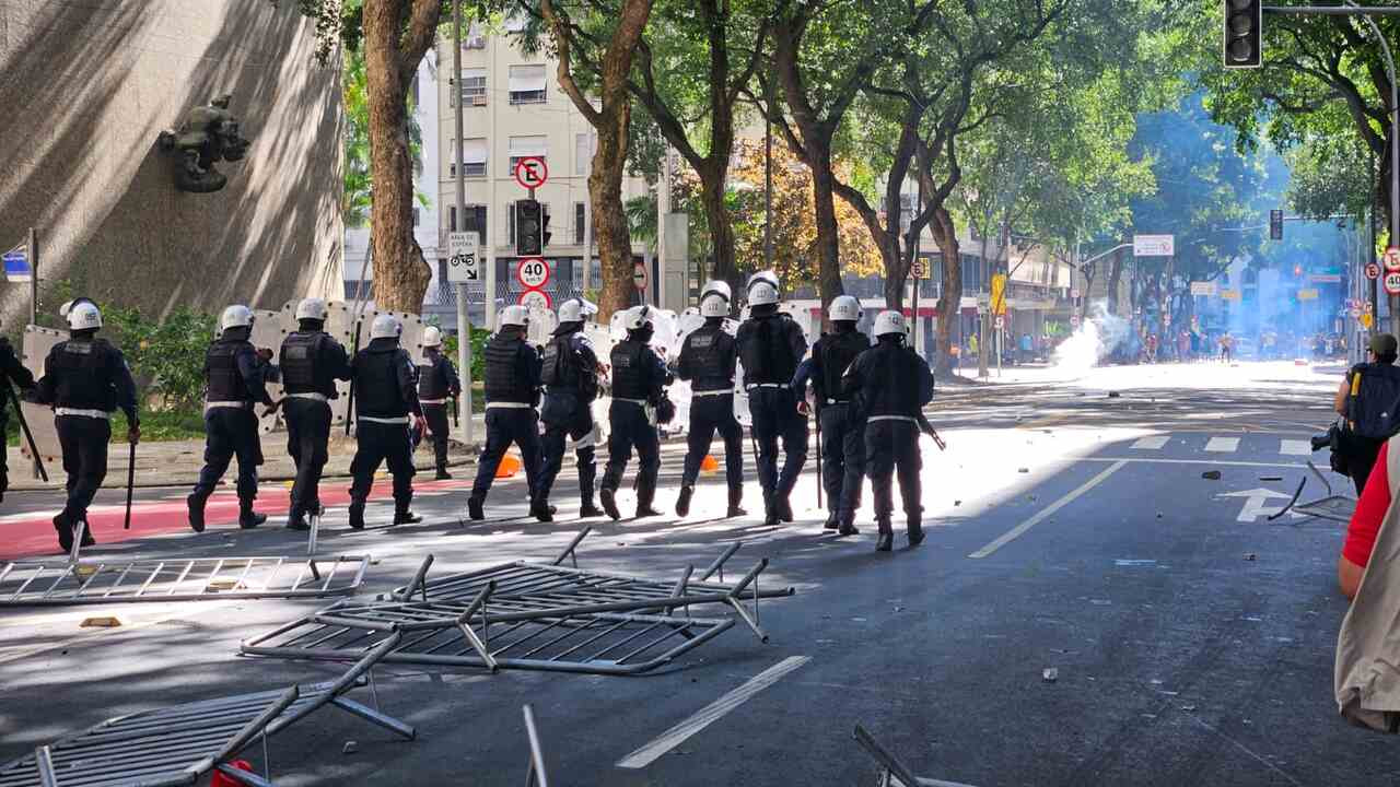 Imagem da noticia Festa do título da Libertadores do Flamengo termina com bombas e gás lacrimogêneo