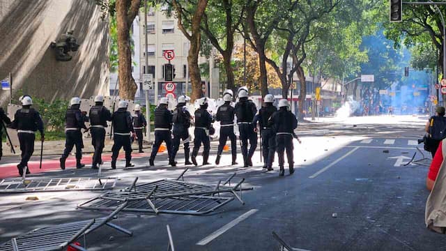 Festa do título da Libertadores do Flamengo termina com bombas e gás lacrimogêneo Festa do título da Libertadores do Flamengo termina com bombas e gás lacrimogêneo