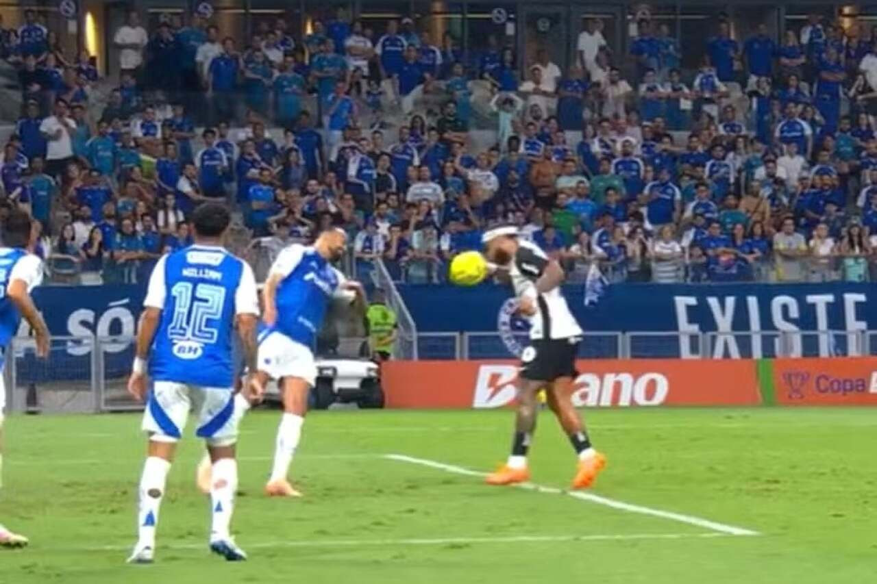 Imagem da noticia Cruzeiro formaliza queixa na CBF contra gol de Memphis e amarelo de Romero