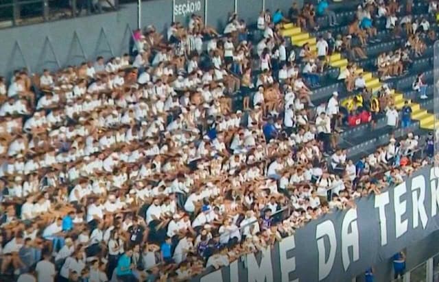 Torcida do Santos faz protesto e passa o primeiro tempo de clássico em silêncio