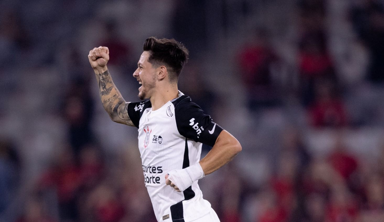 Imagem da noticia Corinthians vence Athletico com golaço de Garro e encosta no G4 do Brasileirão