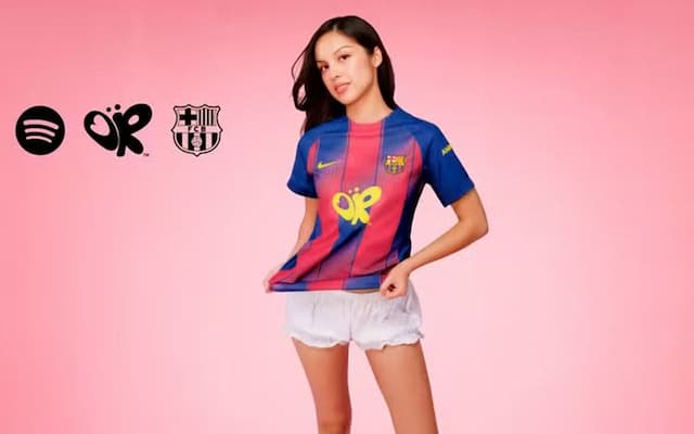 Olivia Rodrigo estampa camisa do Barcelona em clássico contra o Real Madrid Olivia Rodrigo estampa camisa do Barcelona em clássico contra o Real Madrid