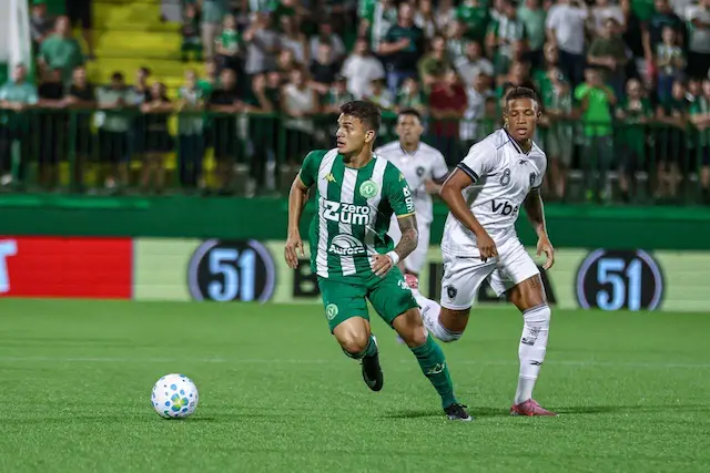 João Vitor, da Chapecoense, projeta decisão contra o Botafogo: “Desafio enorme” João Vitor, da Chapecoense, projeta decisão contra o Botafogo: “Desafio enorme”