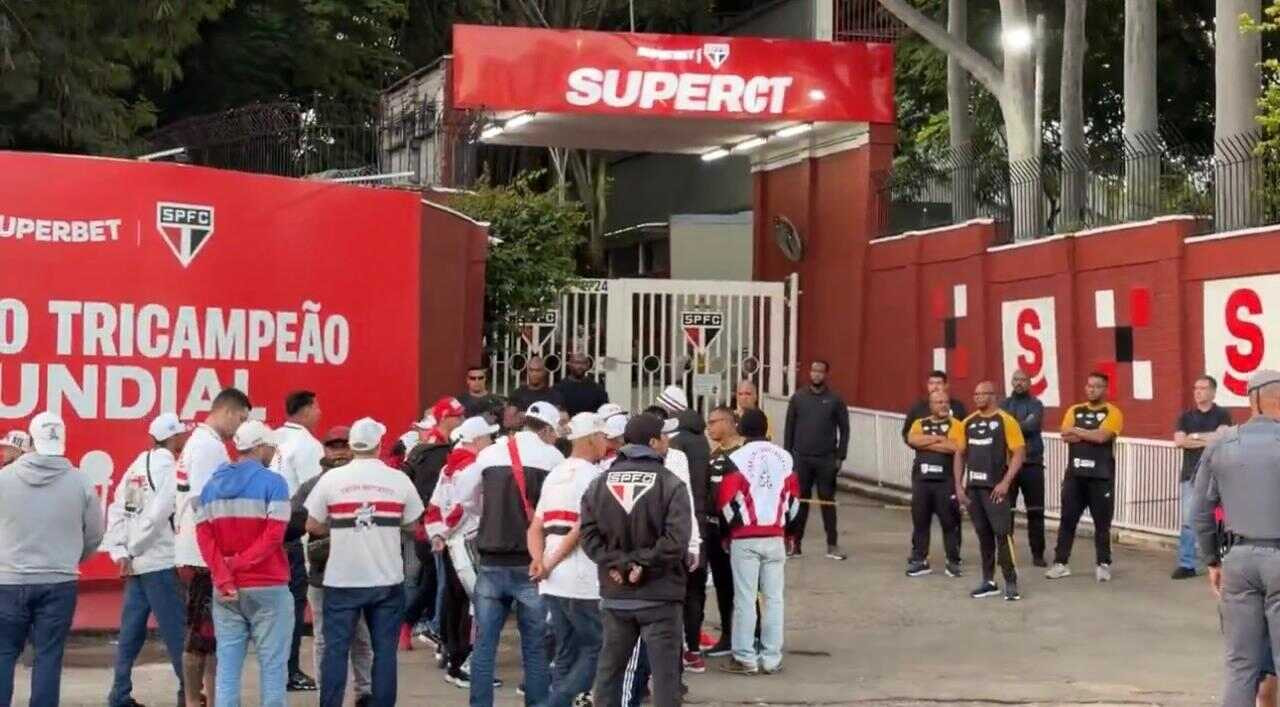 Imagem da noticia Torcida do São Paulo protesta no CT após eliminação na Copa do Brasil