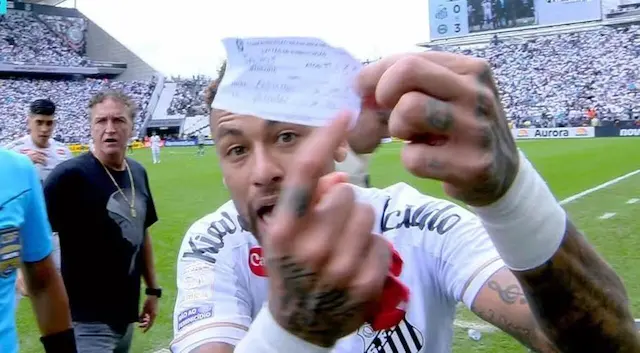 Neymar é substituído por engano e se revolta em jogo do Santos Neymar é substituído por engano e se revolta em jogo do Santos