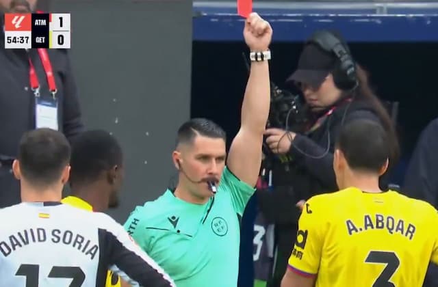 Defensor do Getafe é expulso pegar em partes íntimasdo adversário Defensor do Getafe é expulso pegar em partes íntimasdo adversário