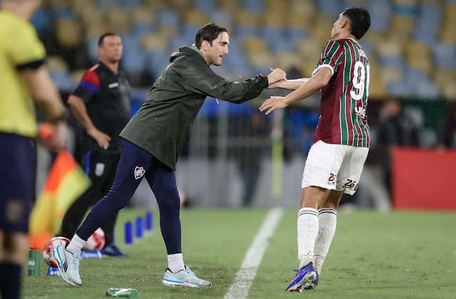 Zubeldía aumenta opções no ataque do Fluminense com "falso 9" Zubeldía aumenta opções no ataque do Fluminense com "falso 9"