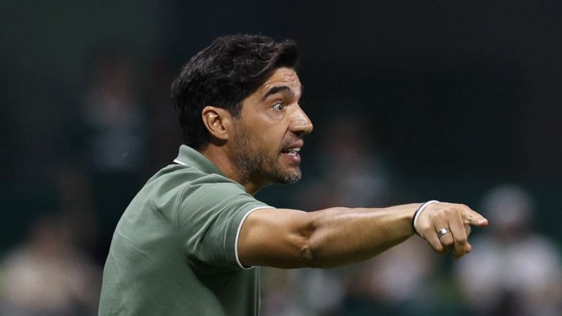 Imagem da noticia Abel Ferreira admite superioridade do Botafogo, mas critica exageros nas análises: ‘Campeão não está decidido’