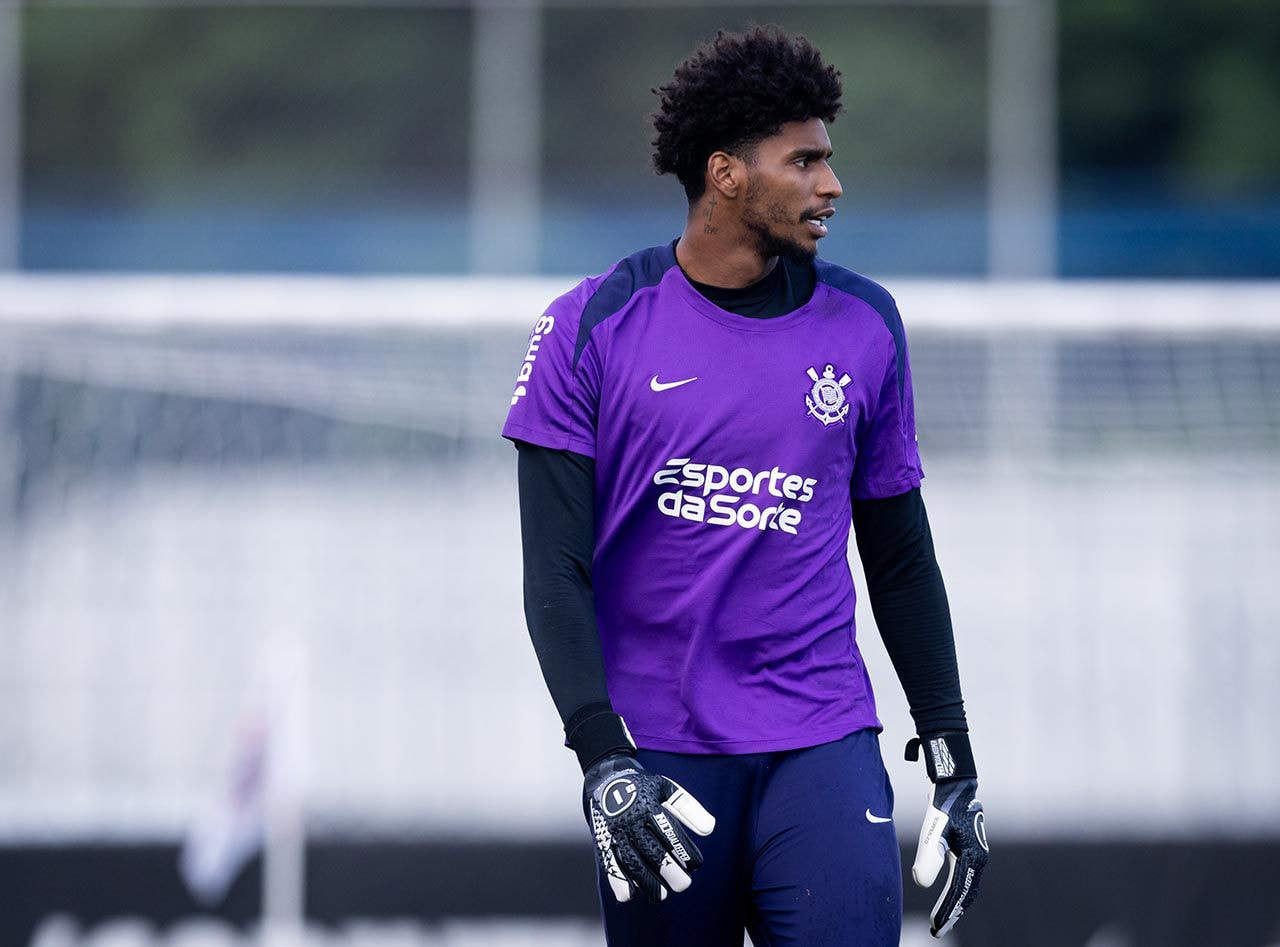 Imagem da noticia Hugo Souza não treina e vira dúvida no gol do Corinthians