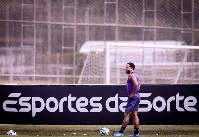 Depay diz que derrota do Corinthians no clássico foi "noite para não se lembrar" Depay diz que derrota do Corinthians no clássico foi "noite para não se lembrar"