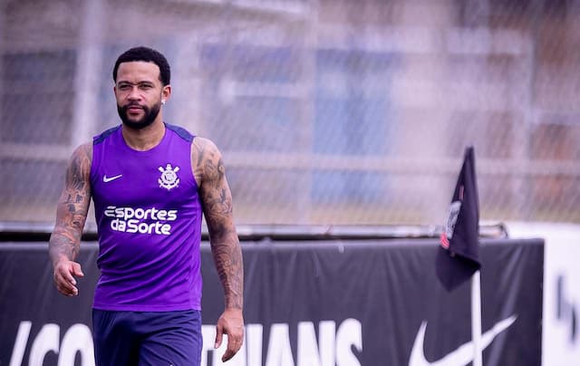 Depay faz punção articular no joelho para tratar lesão no Corinthians Depay faz punção articular no joelho para tratar lesão no Corinthians