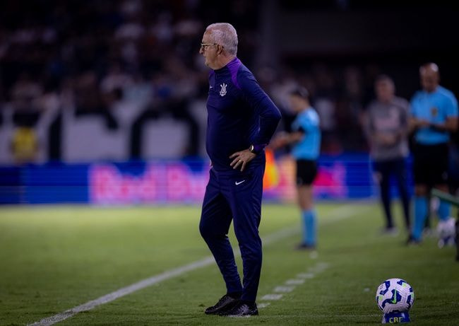 Imagem da noticia Dorival detona arbitragem em derrota do Corinthians: "Roubando o protagonismo"