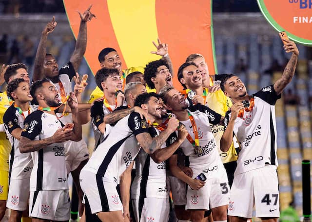 Premiação do título da Copa do Brasil não paga 3% da dívida do Corinthians Premiação do título da Copa do Brasil não paga 3% da dívida do Corinthians
