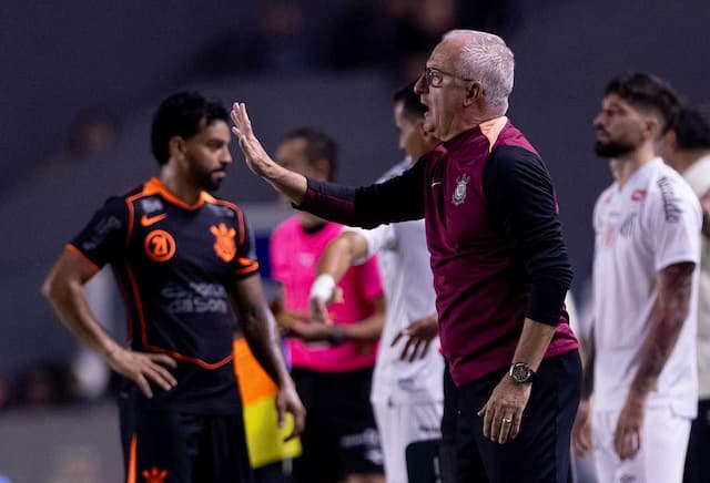 Dorival Júnior responsabiliza arbitragem por empate do Corinthians: "Erro grotesco" Dorival Júnior responsabiliza arbitragem por empate do Corinthians: "Erro grotesco"