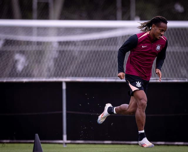 Desfalque no Dérbi, Carrillo treina de forma parcial no Corinthians Desfalque no Dérbi, Carrillo treina de forma parcial no Corinthians