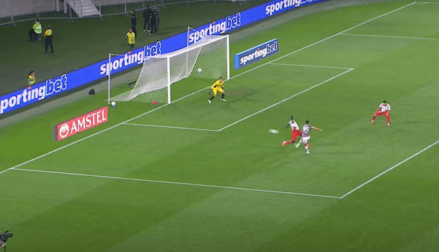 Serna recebe em velocidade e bate colocado para colocar o Fluminense na frente