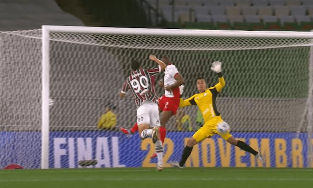 Serna quase abre placar para o Fluminense com 2 minutos de jogo