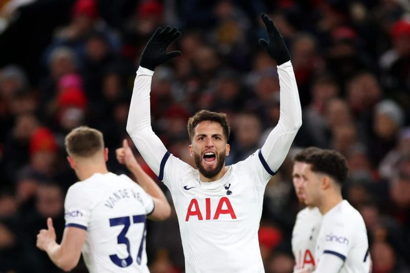 Imagem da noticia Bentancur, do Tottenham, tranquiliza torcida após desmaio em campo