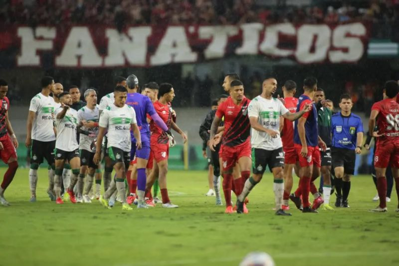Imagem da noticia Árbitro expulsa nove jogadores após briga no final do Athletiba