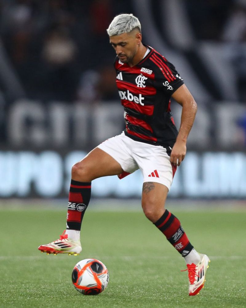 Imagem da noticia Arrascaeta atinge 300 jogos pelo Flamengo e projeta mais conquistas