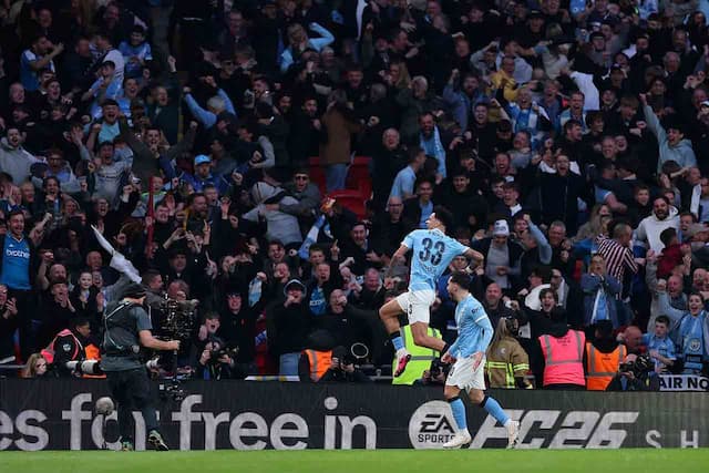 City aproveita falha de goleiro, vence Arsenal e conquista Copa da Liga Inglesa City aproveita falha de goleiro, vence Arsenal e conquista Copa da Liga Inglesa