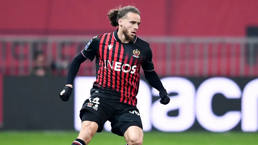 Imagem da noticia Santos negocia com atacante argelino Billal Brahimi