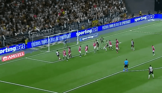 Atlético-MG chega com perigo e goleiro faz milagre para evitar gol Atlético-MG chega com perigo e goleiro faz milagre para evitar gol