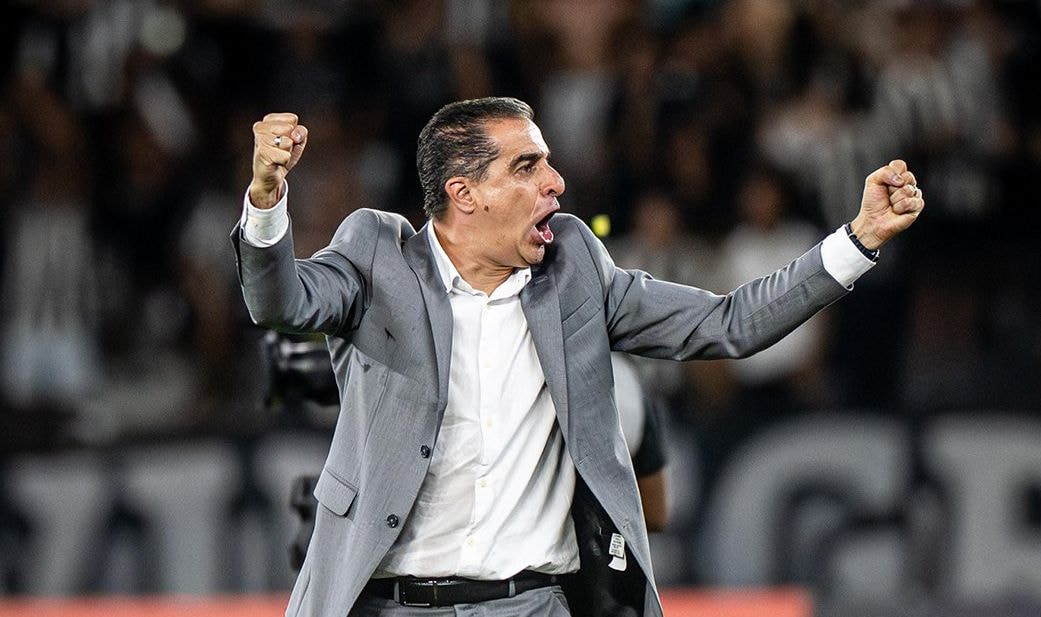 Imagem da noticia Textor explica demissão de Renato Paiva: "Palmeiras não é PSG"