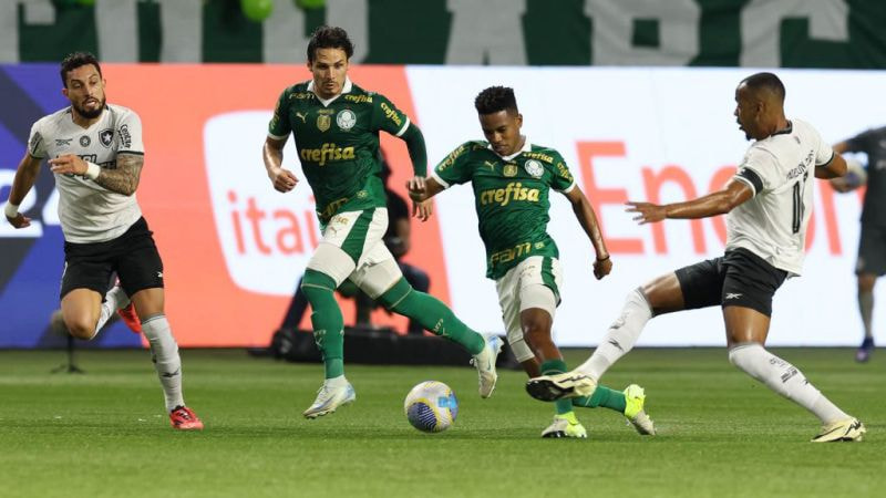 Imagem da noticia Botafogo vence Palmeiras em confronto direto e volta para a liderança do Brasileirão