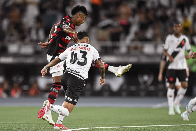 Imagem da noticia Flamengo vence Vasco e abre vantagem na semifinal do Carioca