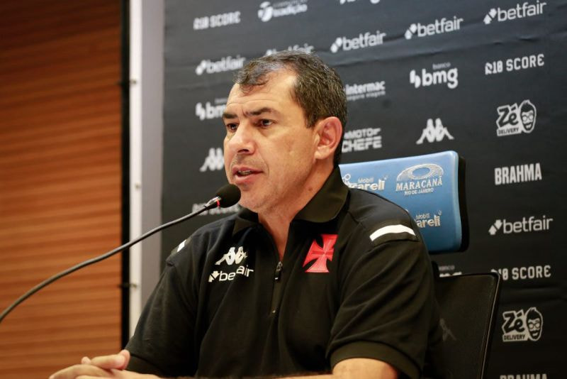 Imagem da noticia Carille critica oscilação do Vasco e vê time ansioso contra Lanús: ‘Pouca troca de passes’