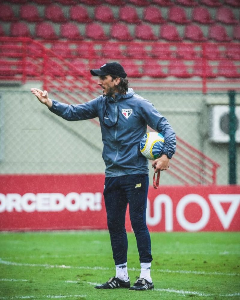 Imagem da noticia Casares defende Zubeldía e minimiza críticas: "Clima no grupo é muito bom"