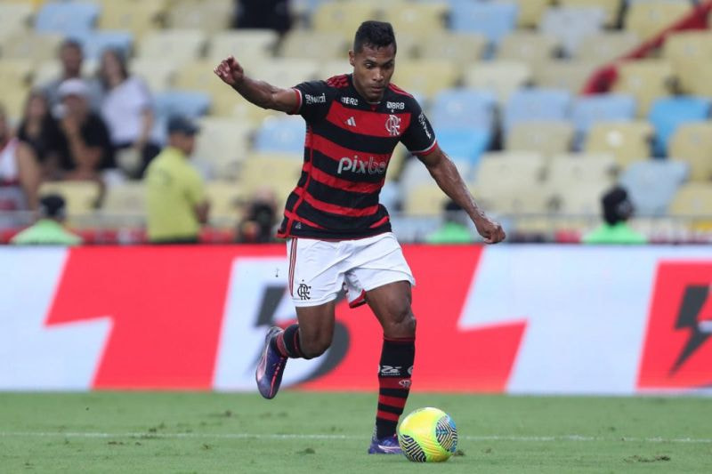Imagem da noticia Com retorno de Alex Sandro, Flamengo se prepara para enfrentar o Fluminense
