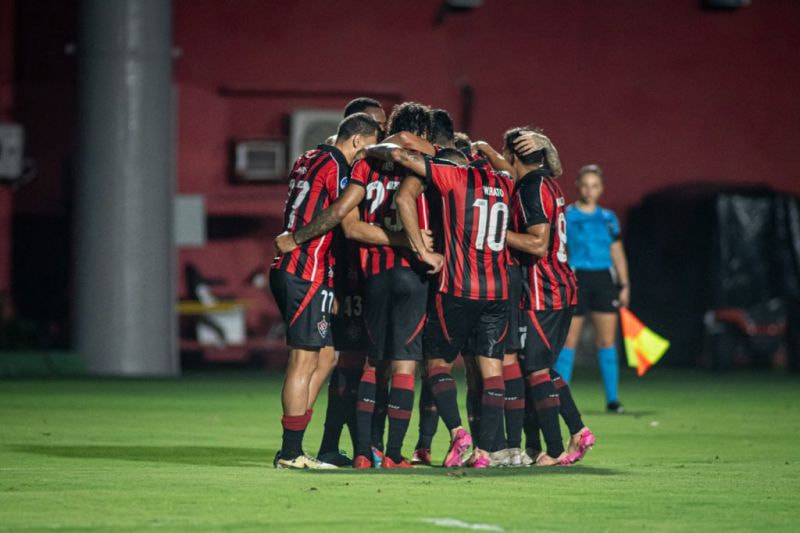 Imagem da noticia Com um a menos, Vitória vira sobre o Vasco no Barradão