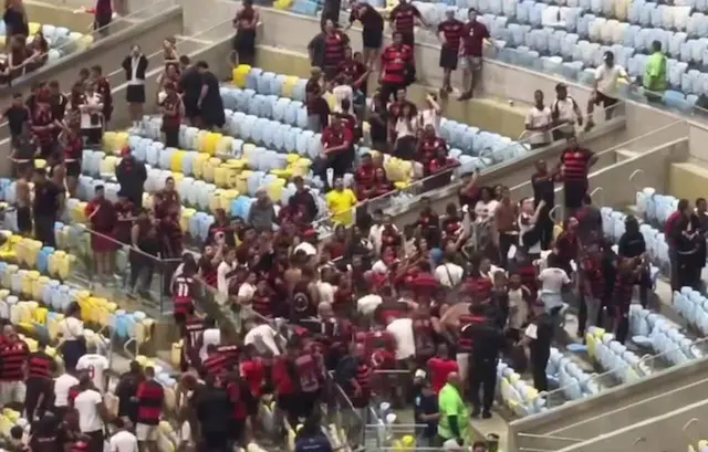 Torcidas de Flamengo e Cruzeiro brigam na arquibancada do Maracanã Torcidas de Flamengo e Cruzeiro brigam na arquibancada do Maracanã