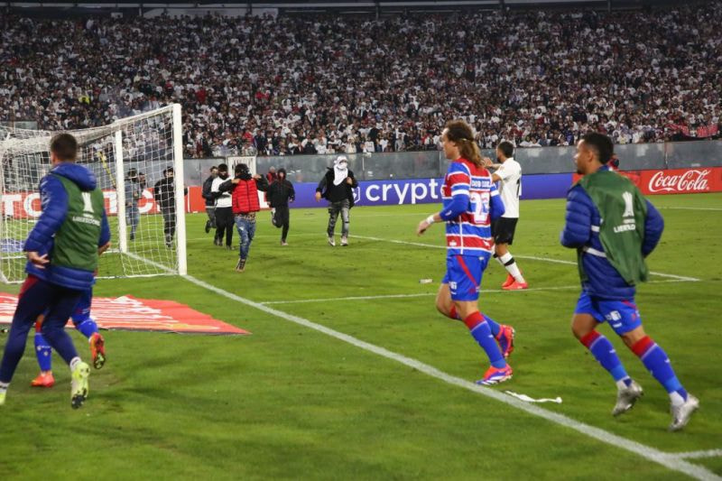 Imagem da noticia Conmebol suspende torcida do Colo-Colo após invasão no jogo contra o Fortaleza