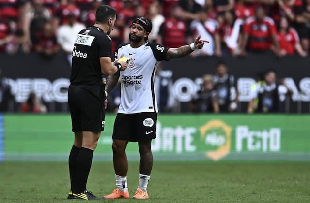 Depay celebra título, mas volta a cobrar mudanças no Corinthians Depay celebra título, mas volta a cobrar mudanças no Corinthians