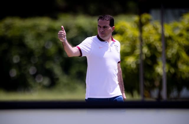 Diretor segue atrás de reforços para o Corinthians mas avisa: ''Dinheiro não é infinito'' Diretor segue atrás de reforços para o Corinthians mas avisa: ''Dinheiro não é infinito''