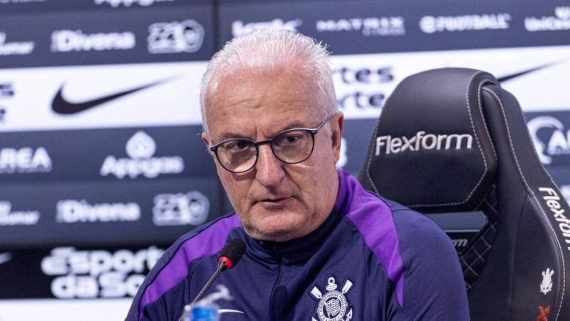 Imagem da noticia Dorival Júnior admite desatenção e evita culpar Memphis por pênalti perdido