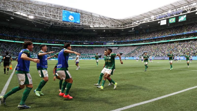 Imagem da noticia Dupla decisiva: Veiga e Estêvão são a esperança do Palmeiras rumo ao tricampeonato