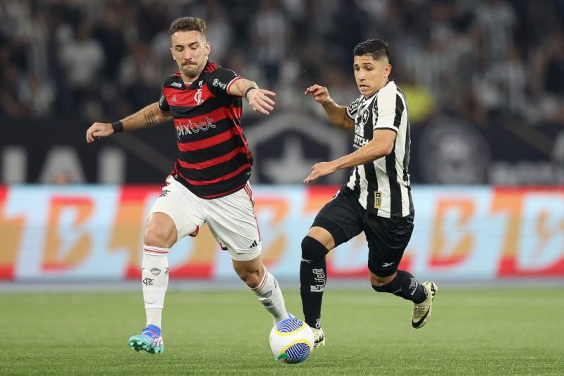 Imagem da noticia Botafogo atropela o Flamengo e retoma liderança do Brasileirão
