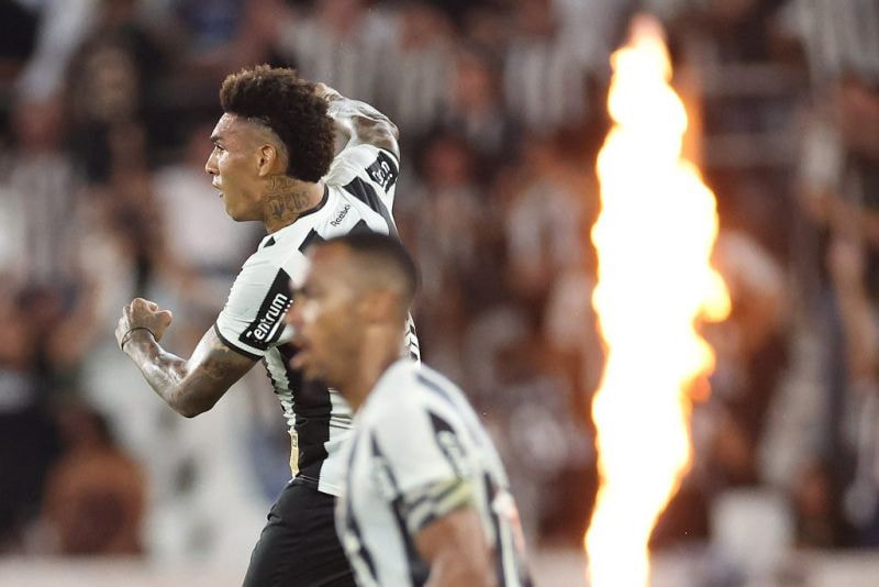 Imagem da noticia Botafogo arranca empate contra o São Paulo em jogo movimentado no Nilton Santos