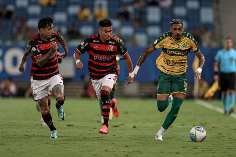 Imagem da noticia Em jogo marcado por falhas grotescas, Flamengo vence Cuiabá, que afunda no Z4
